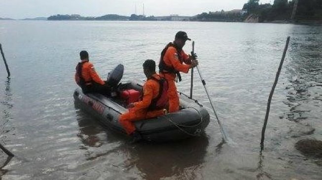 Tim SAR gabungan melanjutkan pencari Juandi Saragih, waria yang lompat dari Jembatan I Barelang. (Foto: Basarnas Tanjungpinang)