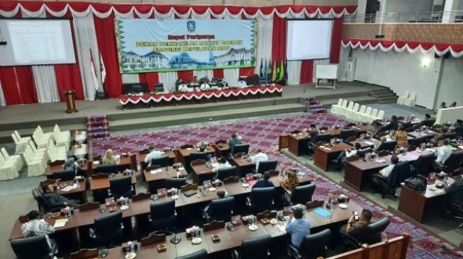Pimpinan dan Anggota 4 Komisi di DPRD Kepri Disahkan