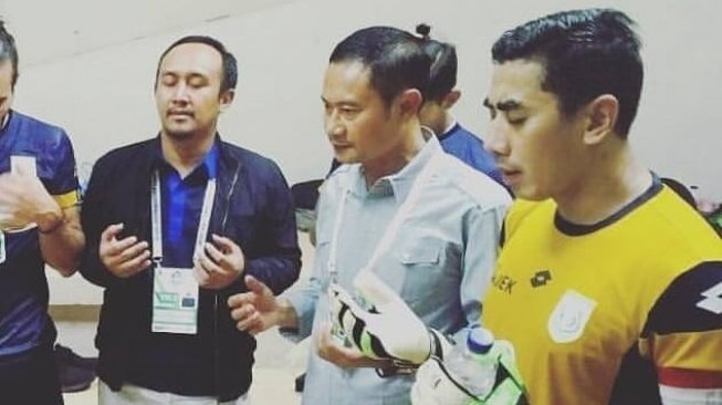 Penjaga gawang Persela Lamongan era 1999-2017, Choirul Huda saat berdoa sebelum melakoni pertandingan. (Instagram/@memori_huda)