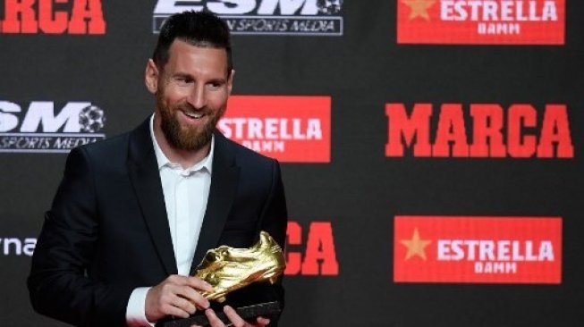 Bintang Barcelona Lionel Messi berfoto dengan penghargaan Sepatu Emas keenamnya dalam acara seremoni di  Antigua Fabrica Estrella Damm, Barcelona. Josep LAGO / AFP