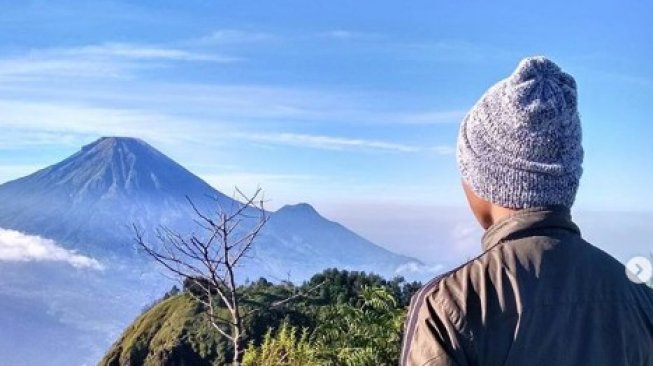 Melihat Telaga Warna dari Ketinggian Lewat Gunung Pakuwaja di Wonosobo