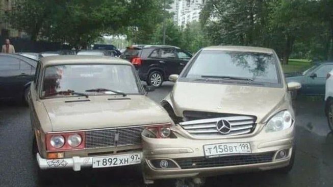 Adu alot mobil Jerman vs Rusia. (Facebook/Crazy in Rusia)