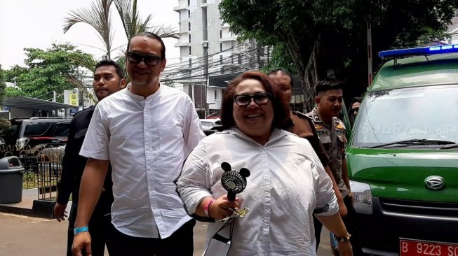 Nunung Srimulat dan suami, Iyan Sambiran saat tiba di PN Jakarta Selatan, Rabu (16/10/2019). [Yuliani/Suara.com]