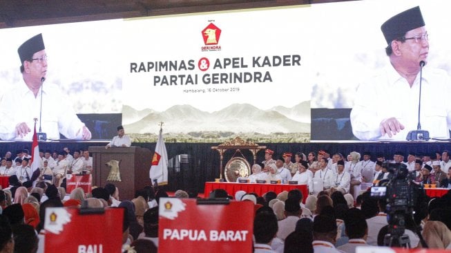 Ketua umum Partai Gerindra Prabowo Subianto memberikan pidato politik pada Rapimnas dan Apel Kader Partai Gerindra di Hambalang, Kabupaten Bogor, Jawa Barat, Rabu (16/10). [ANTARA FOTO/Yulius Satria Wijaya]
