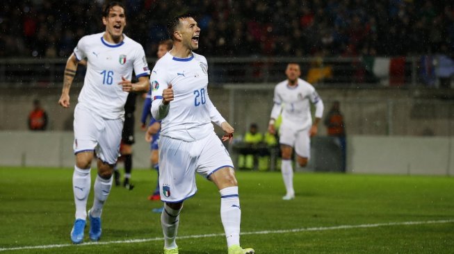 Winger Timnas Italia, Federico Bernardeschi (tengah) melakukan selebrasi usai membobol gawang Liechtenstein dalam laga Kualifikasi Piala Eropa 2020 di Rheinpark Stadion, Vaduz, Rabu (16/10/2019) dini hari WIB. [STEFAN WERMUTH / AFP]