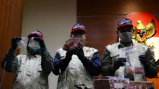 Petugas menunjukkan barang bukti operasi tangkap tangan ( OTT) Bupati Indramayu Supendi di gedung KPK Jakarta, Selasa (15/10). [ANTARA FOTO/Nova Wahyud]