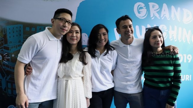 CEO KOKALI, Albert Sulistyo, Co-Owner KOKALI, Raffi Ahmad dan Direktur Pengembangan Produk KOKALI, Elsheca Herrera saat Grand Launching KOKALI di Lippo Mall Puri, Jakarta Barat, Rabu (16/10). [Suara.com/Angga Budhiyanto] 