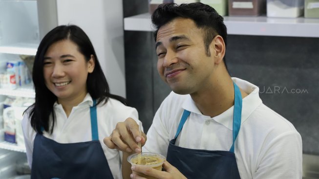 Co-Owner KOKALI, Raffi Ahmad menunjukan kopi saat Grand Launching KOKALI di Lippo Mall Puri, Jakarta Barat, Rabu (16/10). [Suara.com/Angga Budhiyanto]