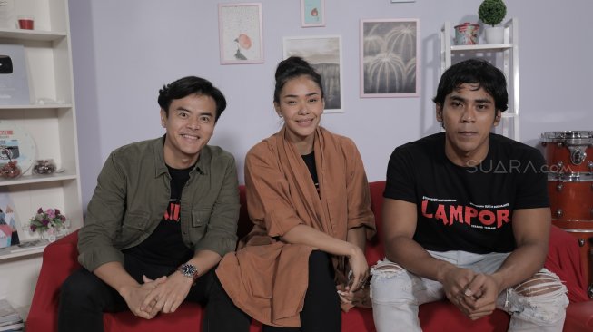 (kiri ke kanan) Dion Wiyoko, Adinia Wirasti, dan Dian Sidik di kantor SUARA.com, Jakarta Selatan, Rabu (16/10/2019) [Suara.com/Adit Riyanto}