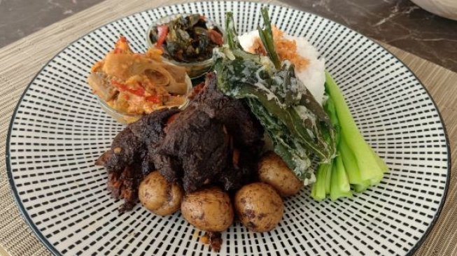 Beef Rendang di Restaurant Food Exchange Novotel Cikini. (Suara.com/Silfa Humairah) 