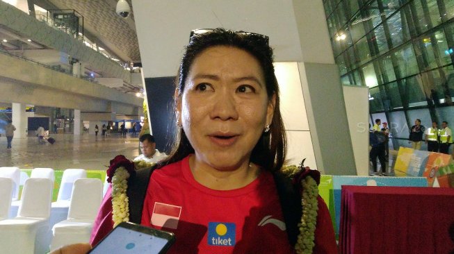Kabid Binpres PBSI yang juga Manajer Tim Indonesia di Kejuaraan Dunia Junior Bulutangkis 2019, Susy Susanti, ditemui di Terminal 3 Bandar Udara Soekarno Hatta, Tangerang, Selasa (15/10) malam. [Suara.com/Arief Apriadi]