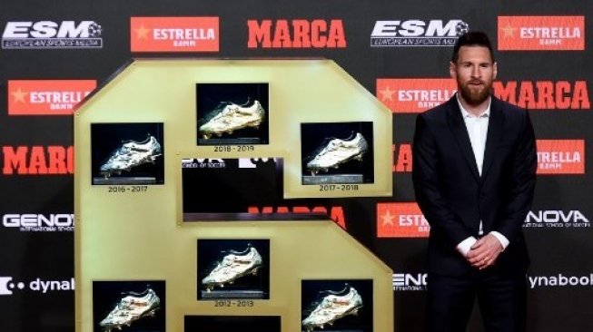 Bintang Barcelona Lionel Messi berfoto dengan enam penghargaan Sepatu Emas yang telah diraihnya dalam acara seremoni di Antigua Fabrica Estrella Damm, Barcelona. Josep LAGO / AFP