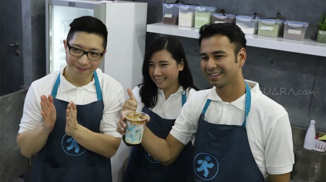 Co-Owner KOKALI, Raffi Ahmad menunjukan kopi saat Grand Launching KOKALI di Lippo Mall Puri, Jakarta Barat, Rabu (16/10). [Suara.com/Angga Budhiyanto]