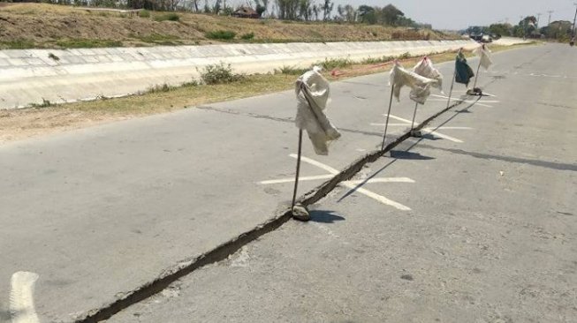 Rawan Bikin Laka, Kondisi Jalan Beton yang Pecah Ini Bikin Prihatin