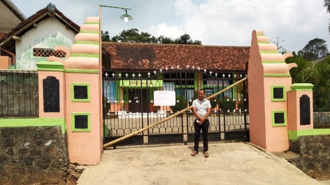 Sekolah Disegel Ahli Waris, Kegiatan Belajar SMP 1 Mancak Terpaksa Pindah