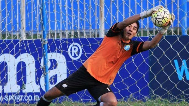 Mantan kiper Persea Lamongan, Choirul Huda saat mengamankan bola dalam sesi latihan. (Instagram/@memori_huda)