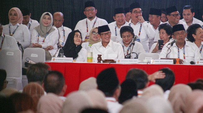 Sandiaga Uno (tengah) hadir pada Rapimnas dan Apel Kader Partai Gerindra di Hambalang, Kabupaten Bogor, Jawa Barat, Rabu (16/10).  [ANTARA FOTO/Yulius Satria Wijaya]