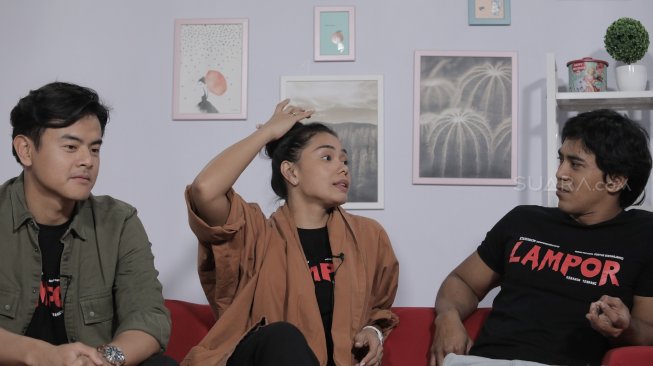 (kiri ke kanan) Dion Wiyoko, Adinia Wirasti, dan Dian Sidik di kantor SUARA.com, Jakarta Selatan, Rabu (16/10/2019) [Suara.com/Adit Riyanto}