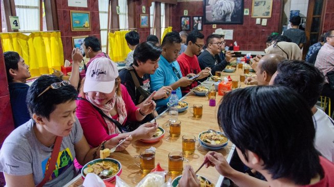 Penulis bersama rekan jurnalis dan jajaran manajemen PT Astra Daihatsu Motor mencoba lontong kari Kebon Karet bandung [Dok PT ADM/BARTEVENT].