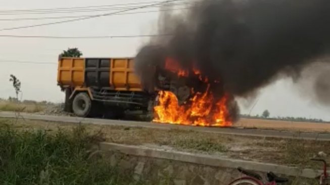 Amuk Massa di Jalan Raya Tonjong-Pamengkang Serang, Dump Truk Dibakar