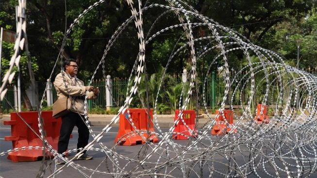 Suasana penutupan Jalan Medan Merdeka Barat, Jakarta, Kamis (17/10). [Suara.com/Angga Budhiyanto]
