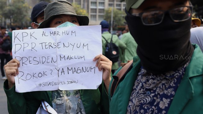 Badan Eksekutif Mahasiswa Seluruh Indonesia (BEM SI) menggelar aksi unjuk rasa di Jalan Merdeka Barat, Jakarta, Kamis (17/10).  [Suara.com/Angga Budhiyanto]