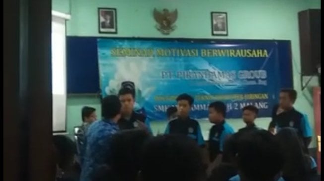 Viral! Motivator Tampar Lima Siswa SMK di Acara Seminar