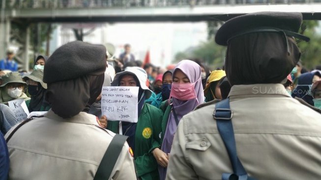 Puluhan Polwan Asmaul Husna membuat barikade halau demo mahasiswa di Istana Merdeka. (Suara.com/M Yasir).