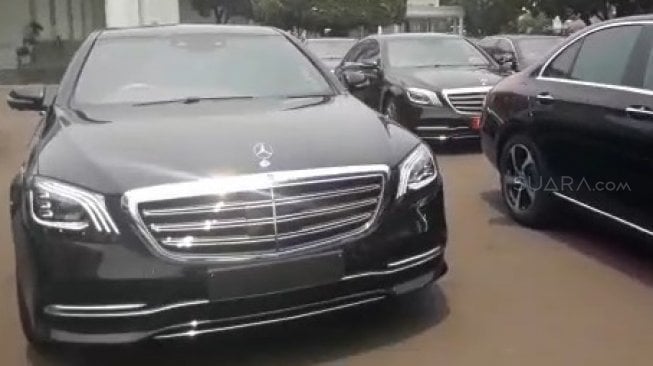 Mercedes-Benz S450L untuk mengantar tamu kepala negara dalam pelantikan Presiden dan Wapres yang diparkir di Istana Kepresidenan [Suara.com/Ummi Hadyah Saleh].