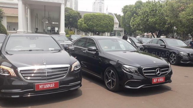 Mercedes-Benz S450L dan E300 untuk mengantar tamu kepala negara dan utusan dalam pelantikan Presiden dan Wapres yang diparkir di Istana Kepresidenan [Suara.com/Ummi Hadyah Saleh].