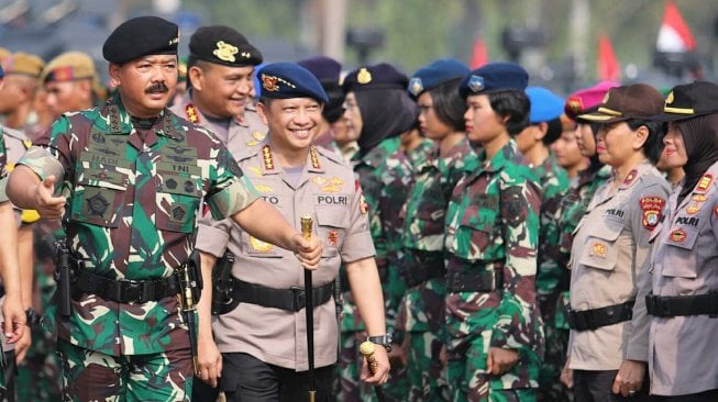 Panglima TNI Marsekal TNI Hadi Tjahjanto didampingi Kapolri Jenderal Pol Tito Karnavian meninjau personil gabungan saat Apel Gelar Pasukan Pengamanan Pelantikan Presiden dan Wakil Presiden periode 2019-2024 di Lapangan Silang Monas, Jakarta, Kamis (17/10). [Suara.com/Arya Manggala]