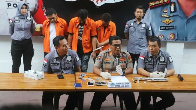 Kabid Humas Polda Metro Jaya Kombes Pol Argo Yuwono memberikan keterangan pers saat rilis pengungkapan kasus narkoba di Polda Metro Jaya, Jakarta, Kamis (17/10). [Suara.com/Arya Manggala]