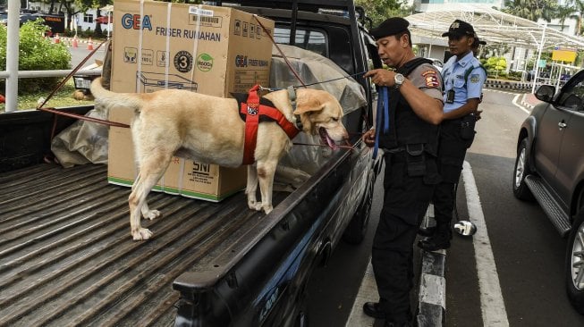 Pemeriksaan kendaraan di komplek Parlemen, Jakarta, Kamis (17/10). [ANTARA FOTO/Muhammad Adimaja]