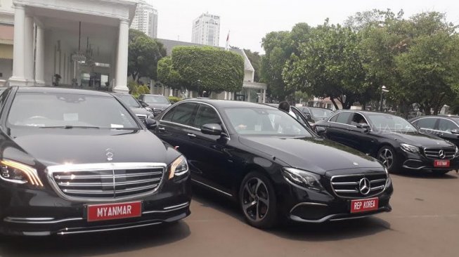 Mercedes-Benz S450L dan E300 untuk mengantar tamu kepala negara dan utusan dalam pelantikan Presiden dan Wapres yang diparkir di Istana Kepresidenan [Suara.com/Ummi Hadyah Saleh].