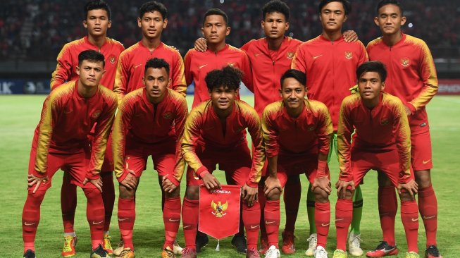 Timnas Indonesia U-19 saat laga uji coba melawan China di Gelora Bung Tomo, Surabaya, Jawa Timur, Kamis (17/10/2019). ANTARA FOTO/Zabur Karuru/ama