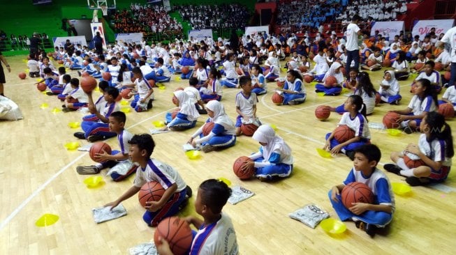 Perwakilan siswa di lingkungan DKI Jakarta turut menghadiri acara nota Kesepakatan Bersama antara Jr. NBA dan Pemprov DKI Jakarta di Gelanggang Olahraga Soemantri Brodjonegoro, Kuningan, Jakarta, Kamis (17/10/2019). [Suara.com/Arief Apriadi]