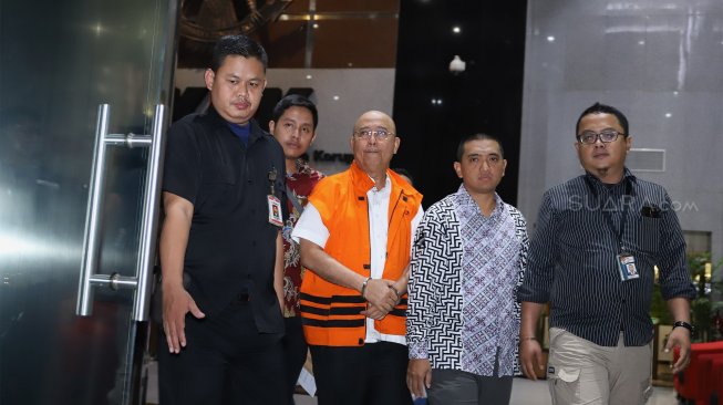 Wali Kota Medan Tengku Dzulmi Eldin mengenakan rompi oranye usai menjalani pemeriksaan di Gedung KPK, Jakarta, Kamis (17/10). (Suara.com/Angga Budhiyanto)
