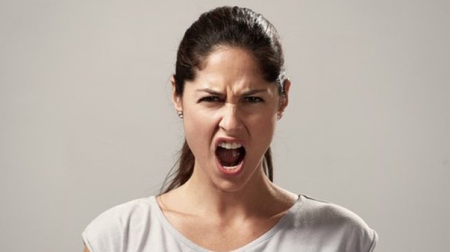 Ilustrasi perempuan berteriak saat marah. (Shutterstock)