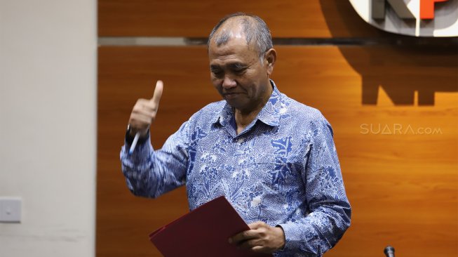 Ketua Komisi Pemberantasan Korupsi (KPK) Agus Rahardjo mengacungkan jempol sebelum konferensi pers operasi tangkap tangan (OTT) di tempat Gedung KPK, Jakarta, Rabu (16/10). 