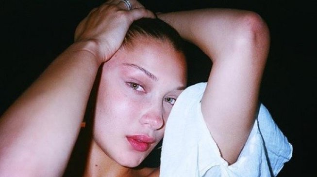 Gigi Hadid dalam pancaran matahari Yunani. (Instagram/@bellahadid)