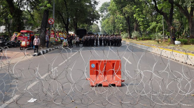 Suasana penutupan Jalan Medan Merdeka Barat, Jakarta, Kamis (17/10). [Suara.com/Angga Budhiyanto]
