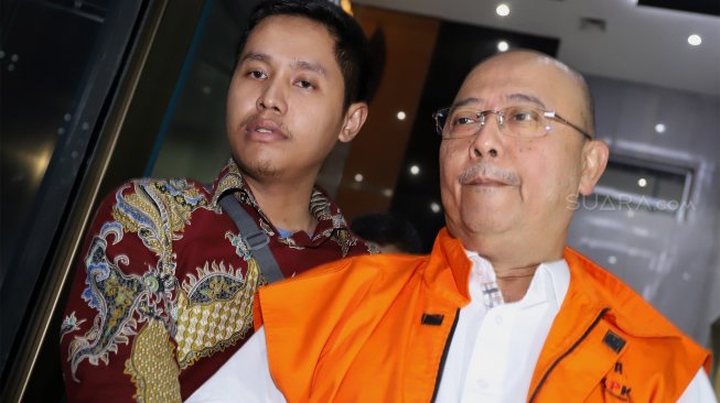 Wali Kota Medan Tengku Dzulmi Eldin mengenakan rompi oranye usai menjalani pemeriksaan di Gedung KPK, Jakarta, Kamis (17/10). (Suara.com/Angga Budhiyanto)
