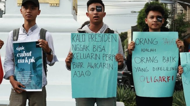 Namanya Dibawa-bawa saat Demo, Awkarin Pamer DM IG ke Fans Ketua BEM UGM