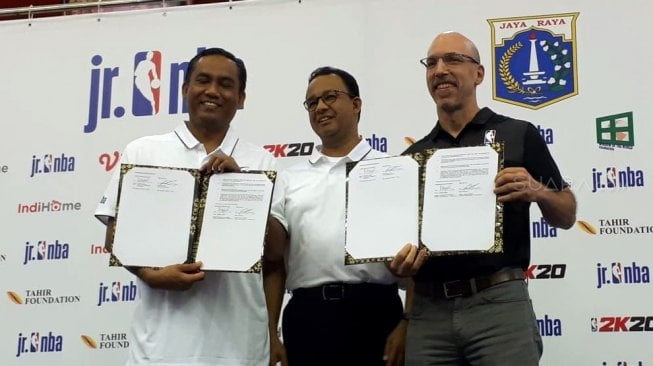 Penandatanganan nota Kesepakatan Bersama antara Jr. NBA dan Pemprov DKI Jakarta yang juga dihadiri Gubernur DKI Jakarta Anies Baswedan (Tengah), berlangsung di Gelanggang Olahraga Soemantri Brodjonegoro, Kuningan, Jakarta, Kamis (17/10/2019). [Suara.com/Arief Apriadi]