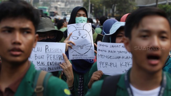 Sejumlah massa yang tergabung dalam Badan Eksekutif Mahasiswa Seluruh Indonesia (BEM SI) menggelar aksi unjuk rasa di Jalan Merdeka Barat, Jakarta, Kamis (17/10).  [Suara.com/Angga Budhiyanto]
