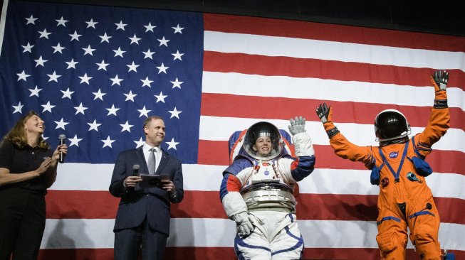 NASA memperkenalkan baju astronot perempuan. [NASA/Joel Kowsky]