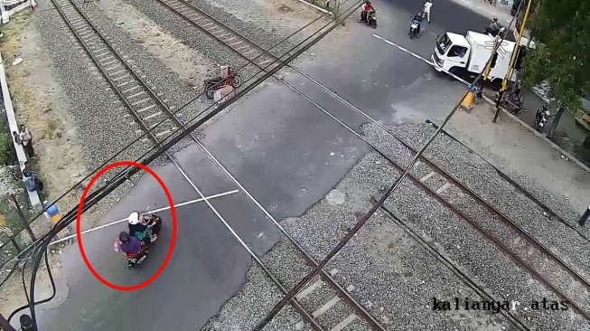 Terlalu Barbar, Emak-emak Pemotor Terobos Pintu Perlintasan KA Sampai Patah