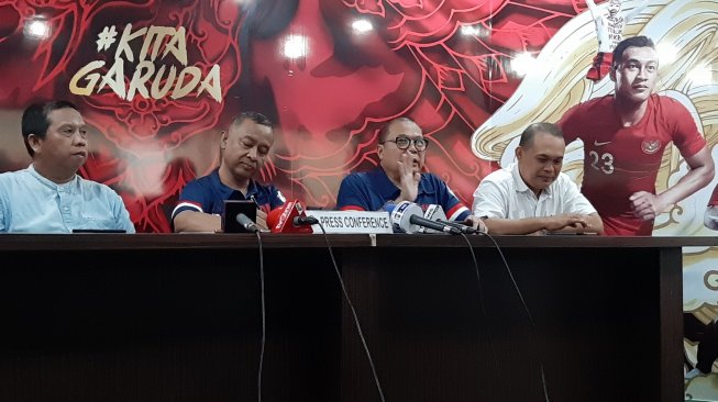 Anggota Komite Banding Pemilihan (KBP) PSSI Mahfudin Nigara (kedua kanan) dalam jumpa pers terkait acara debat Calon Ketua Umum PSSI periode 2019-2023 di Kantor PSSI, Gedung Fx Sudirman, Jakarta, Kamis (17/10/2019). (Suara.com/ Adie Prasetyo Nugraha).