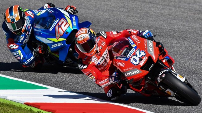 Pebalap Ducati, Andrea Dovizioso, berada di depan rivalnya Alex Rins pada sesi latihan bebas MotoGP Italia di Sirkuit Mugello, Jumat (31/5/2019). [AFP/Tiziana Fabi]