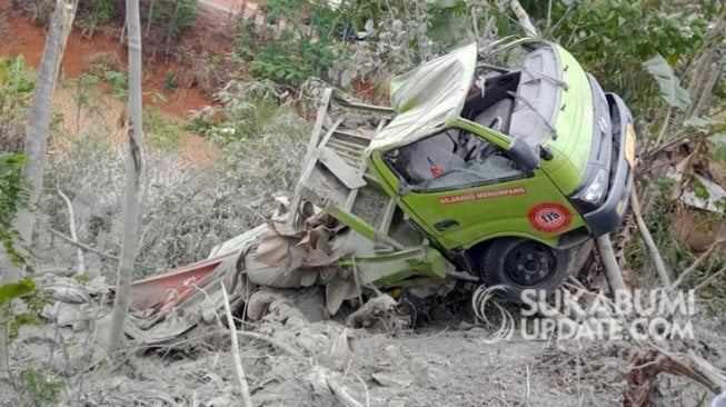 Diduga Rem Blong, Truk Pengangkut Semen Masuk ke Jurang